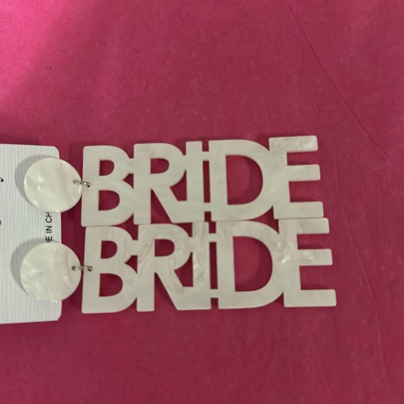 BNWT White Bride Wedding Earrings - Bridal Earrings - Picture 3 of 3